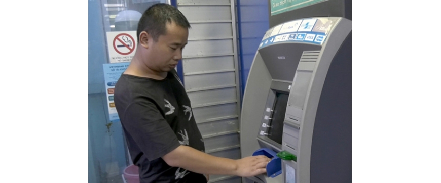 Lào Cai: Bắt quả tang đối tượng người Trung Quốc dùng 102 thẻ ATM giả rút tiền