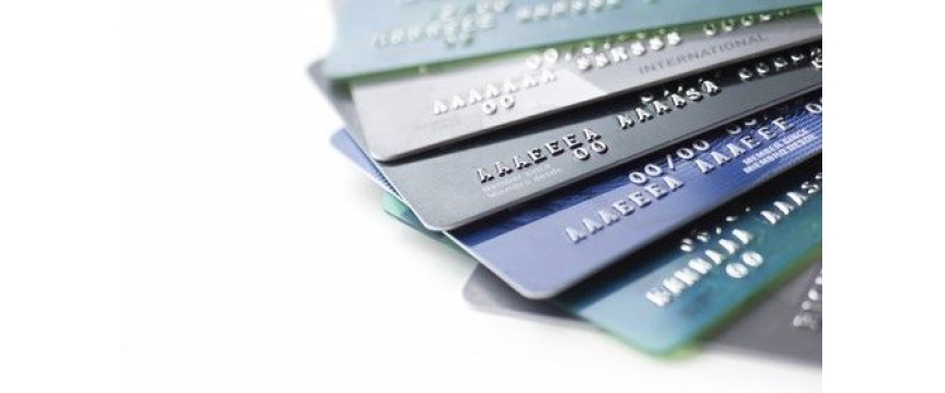 Không phân biệt tuổi tác, bình quân mỗi người dân đang sở hữu hơn 1 chiếc thẻ ngân hàng